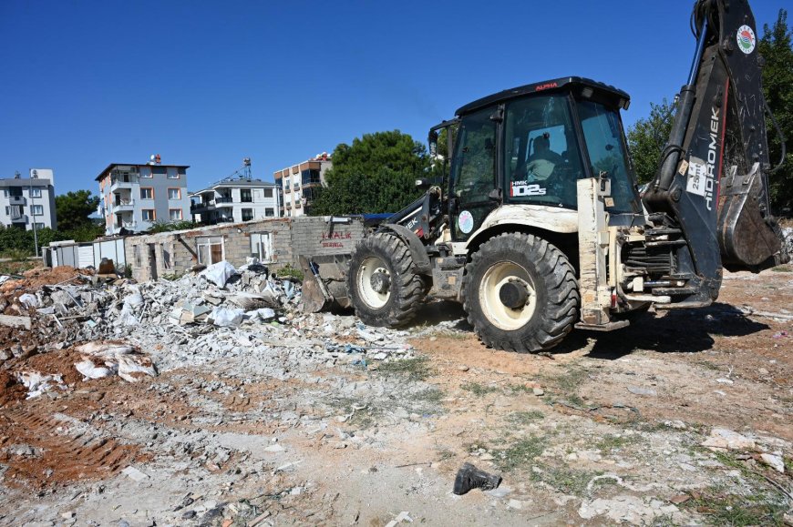 Kepez’de eski hayvan pazarı alanından 30 kamyon atık çıkarıldı