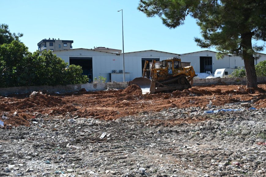 Kepez’de eski hayvan pazarı alanından 30 kamyon atık çıkarıldı