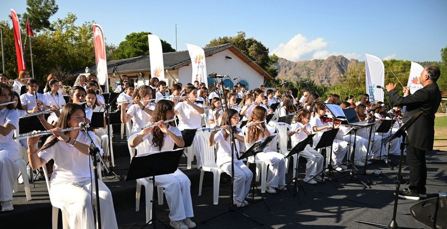 Kemer Cumhuriyet Orkestrası Çıralı’da sahne aldı: Konser ve kermes bir arada
