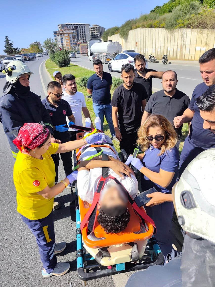 Alanya’da otomobil aydınlatma direğine çarptı: 1 yaralı, sürücü kaçtı