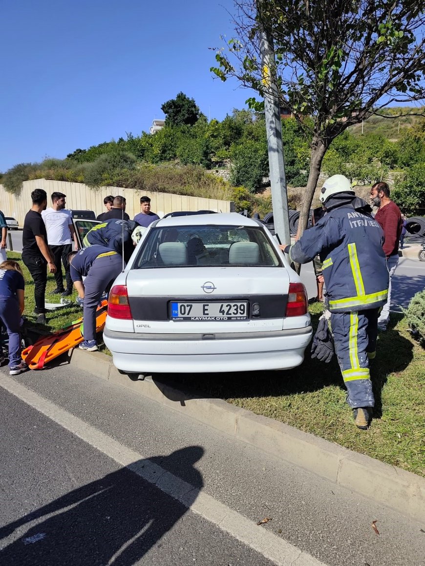 Alanya’da otomobil aydınlatma direğine çarptı: 1 yaralı, sürücü kaçtı