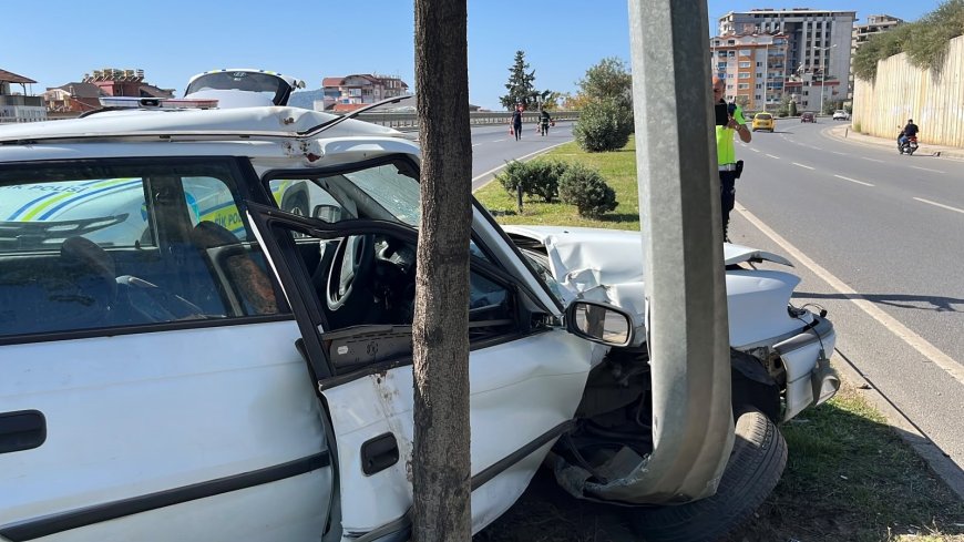 Alanya’da otomobil aydınlatma direğine çarptı: 1 yaralı, sürücü kaçtı