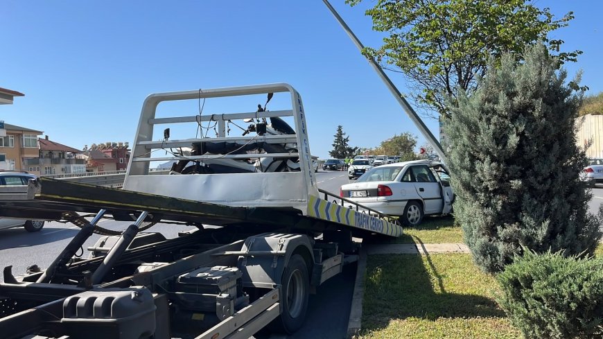 Alanya’da otomobil aydınlatma direğine çarptı: 1 yaralı, sürücü kaçtı
