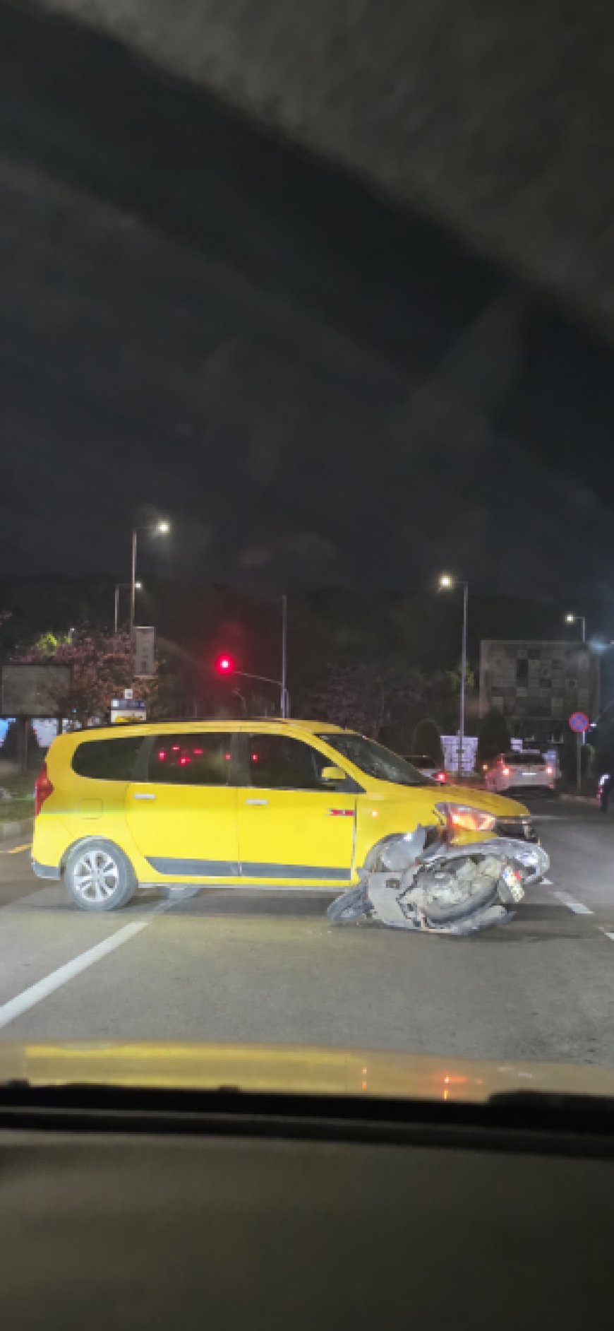Kadriye Atatürk Caddesi’nde taksi ile motosiklet kazası: 1 yaralı