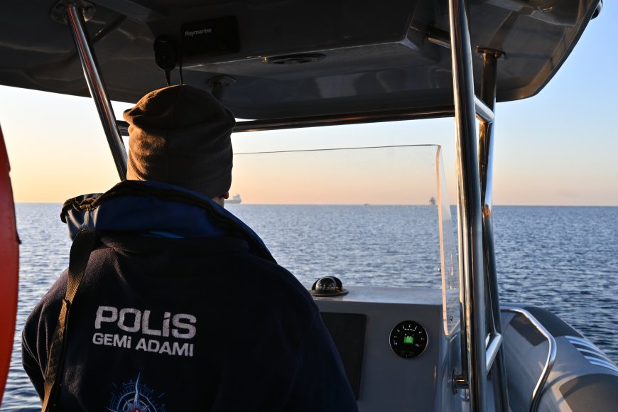 Konyaaltı’nda SUP yapanlara deniz polisinden can yeleği uyarısı