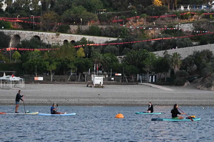 Konyaaltı’nda SUP yapanlara deniz polisinden can yeleği uyarısı
