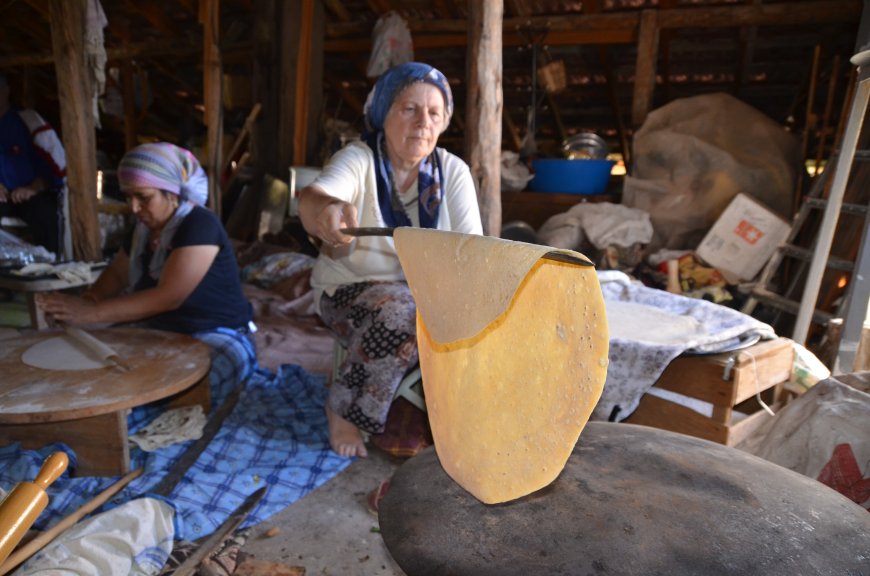 Akseki’de kışlık erişte imecesi: 120 yumurtayla yaklaşık 30 kilo hazırlanıyor