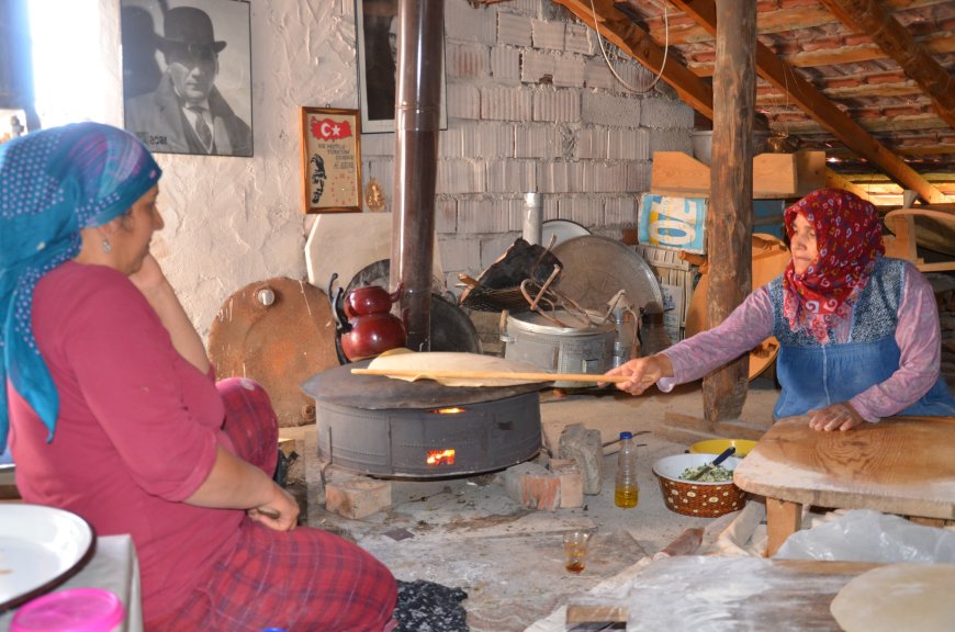 Akseki’de kışlık erişte imecesi: 120 yumurtayla yaklaşık 30 kilo hazırlanıyor