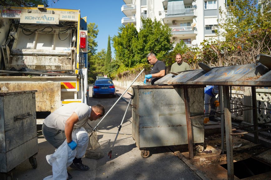 Konyaaltı’nda konteyner altında kalan yavru kedi kurtarıldı