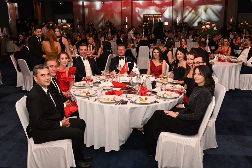 ANTGİAD Cumhuriyet Balosu’nda Merve Özbey sahne aldı: Ercan Yavaş’tan birlik mesajı