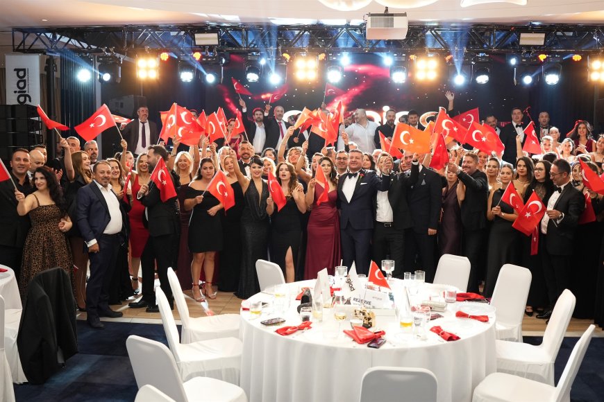 ANTGİAD Cumhuriyet Balosu’nda Merve Özbey sahne aldı: Ercan Yavaş’tan birlik mesajı