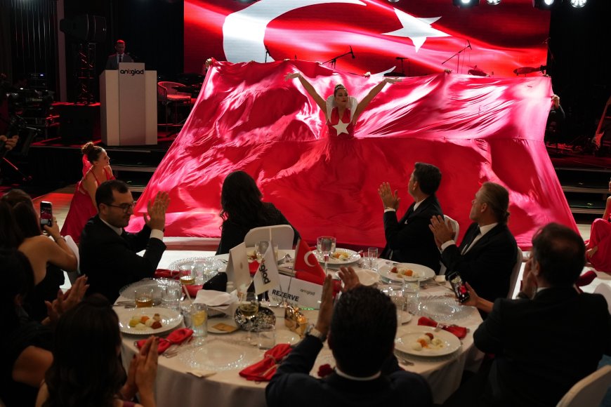 ANTGİAD Cumhuriyet Balosu’nda Merve Özbey sahne aldı: Ercan Yavaş’tan birlik mesajı