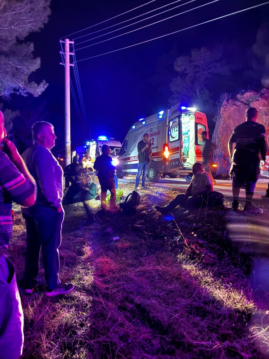 Antalya Kumluca'da dağcıları taşıyan minibüs şarampole devrildi: 15 yaralı