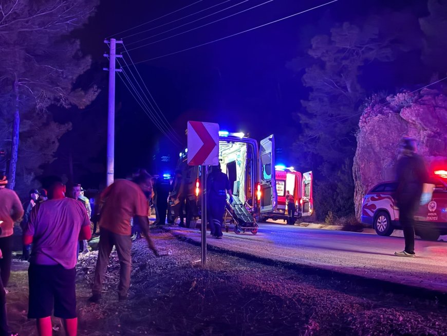 Antalya Kumluca'da dağcıları taşıyan minibüs şarampole devrildi: 15 yaralı