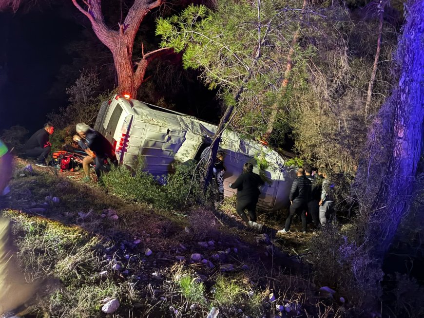 Antalya Kumluca'da dağcıları taşıyan minibüs şarampole devrildi: 15 yaralı