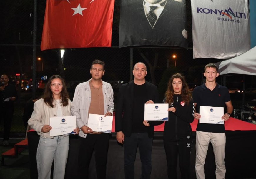 Konyaaltı’nda mahalleler arası futbol turnuvasının şampiyonu Aydınlık Jandarmaspor