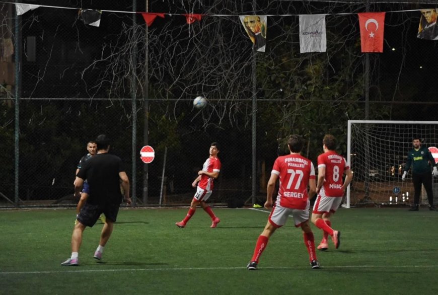 Konyaaltı’nda mahalleler arası futbol turnuvasının şampiyonu Aydınlık Jandarmaspor