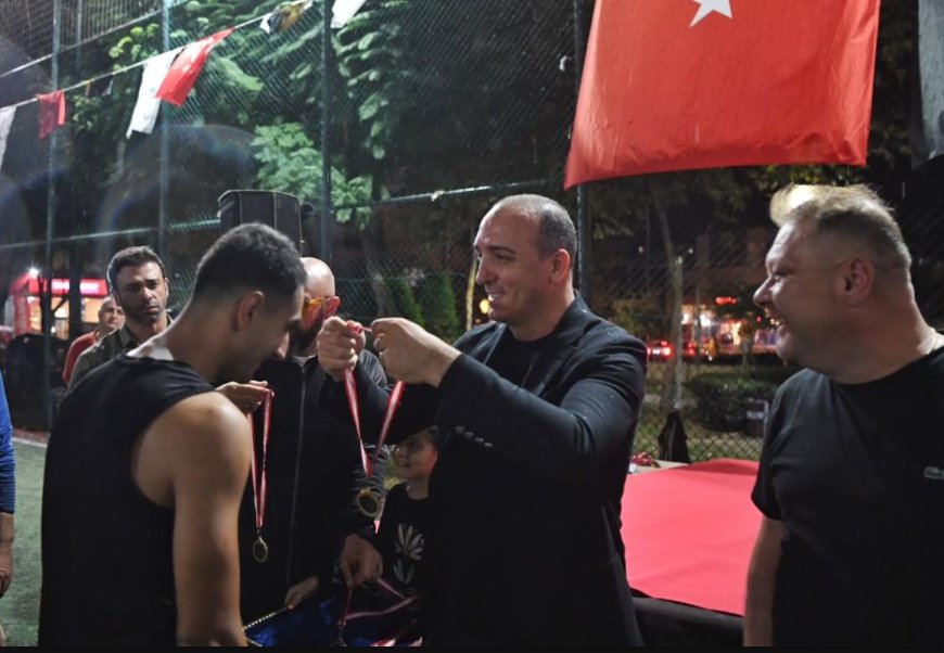 Konyaaltı’nda mahalleler arası futbol turnuvasının şampiyonu Aydınlık Jandarmaspor