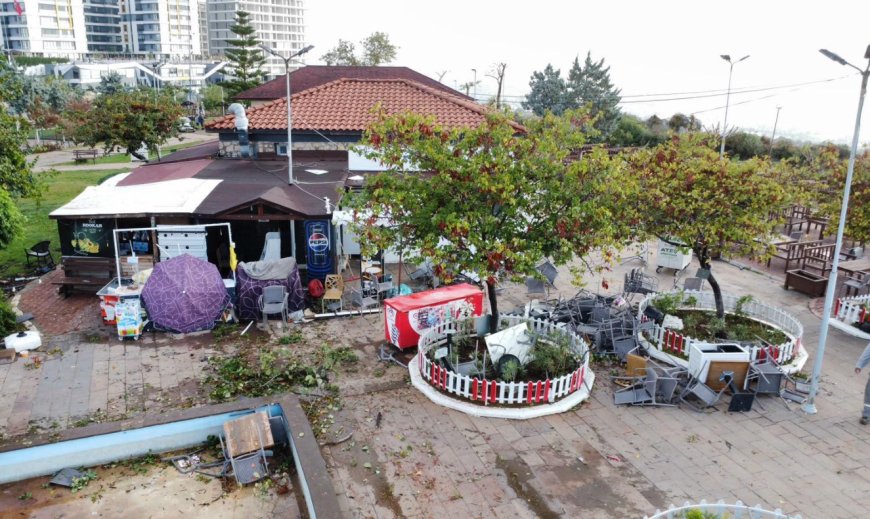 Kepez’de 4 işçinin hayatını kaybettiği hortumun ardından temizlik çalışması