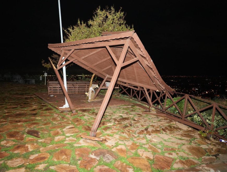 Kepez’de 4 işçinin hayatını kaybettiği hortumun ardından temizlik çalışması