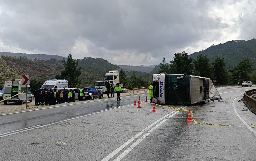 Isparta-Antalya yolunda yolcu otobüsü devrildi: Yedek şoför hayatını kaybetti