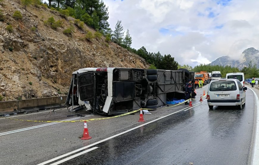 Isparta-Antalya yolunda yolcu otobüsü devrildi: Yedek şoför hayatını kaybetti