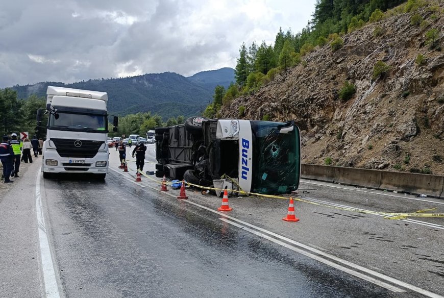 Isparta-Antalya yolunda yolcu otobüsü devrildi: Yedek şoför hayatını kaybetti