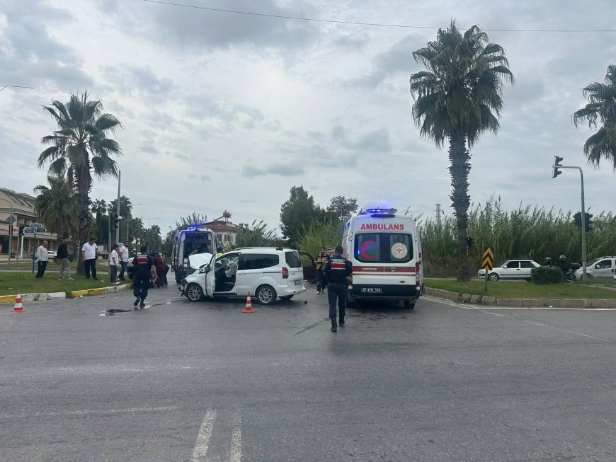 Manavgat’ta iki otomobil çarpıştı: 3 kişi yaralandı