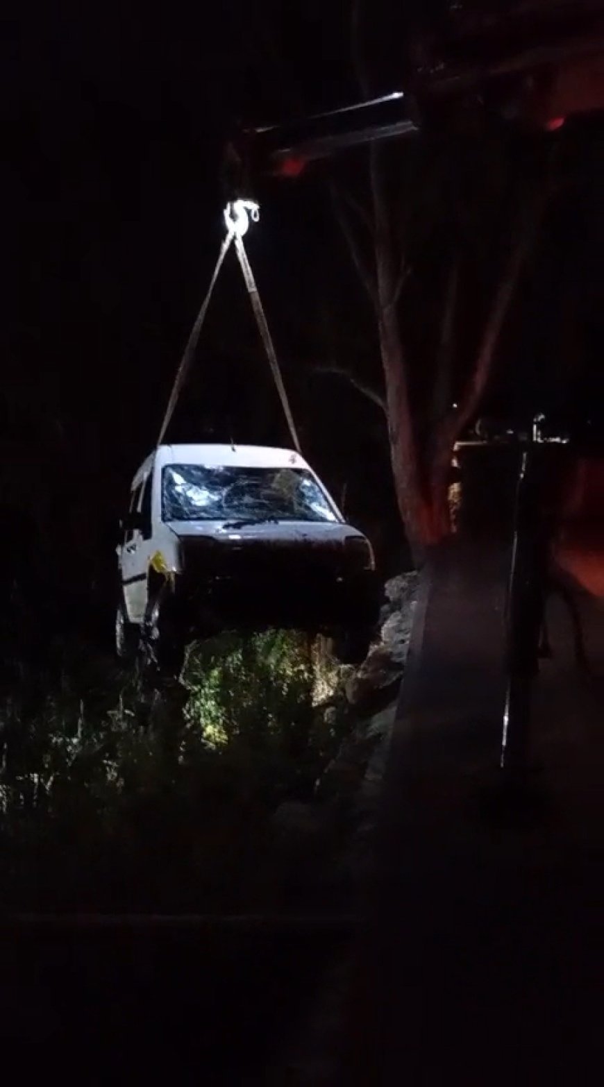 Serik’te araç sulama kanalına düştü: Tavanda bekleyen 2 kişi kurtarıldı