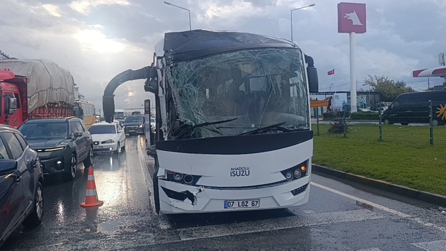 Manavgat D-400’de zincirleme kaza: 4 otel çalışanı yaralandı