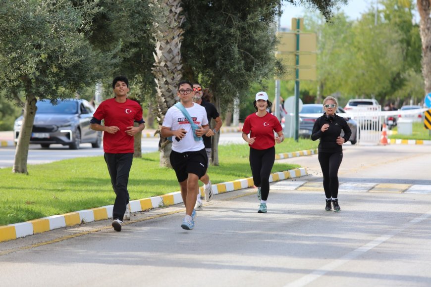 Akdeniz Üniversitesi’nde Cumhuriyet coşkusu koşu ve sergiyle yaşandı