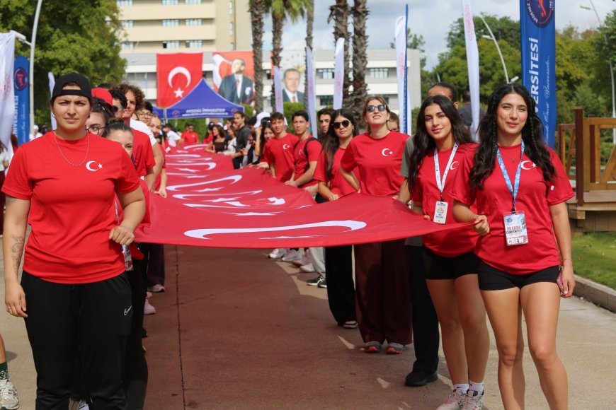 Akdeniz Üniversitesi’nde Cumhuriyet coşkusu koşu ve sergiyle yaşandı