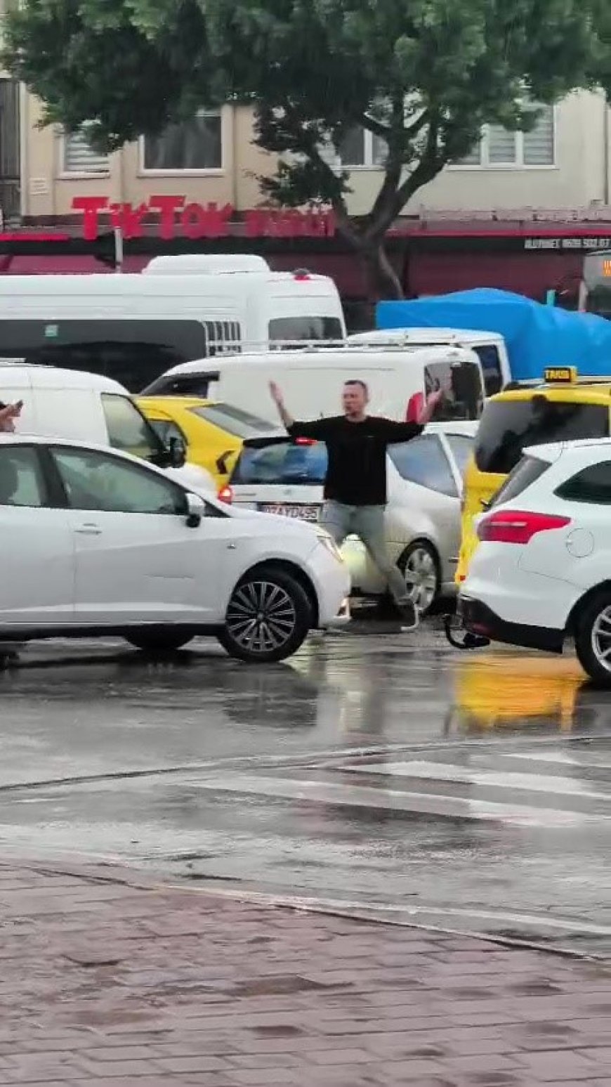 Antalya’da trafik ışıkları çalışmayınca kavşak kilitlendi: Sürücüler araçlarından indi