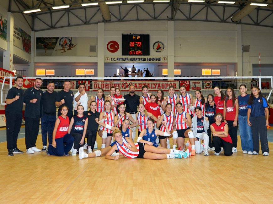 Güral Premier Antalyaspor'dan net galibiyet: Akdeniz Bilgi SK'yı 3-0 mağlup etti