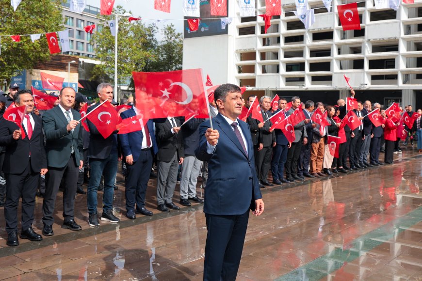 Antalya Büyükşehir Belediyesi'nde Cumhuriyet'in 103. yılı coşkusu: Atatürk Anıtı'na çelenk sunuldu