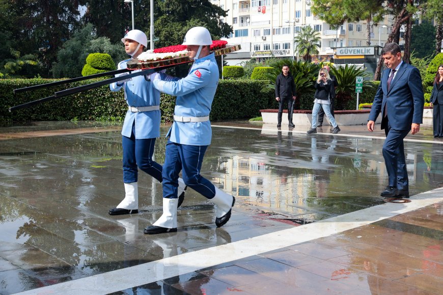 Antalya Büyükşehir Belediyesi'nde Cumhuriyet'in 103. yılı coşkusu: Atatürk Anıtı'na çelenk sunuldu