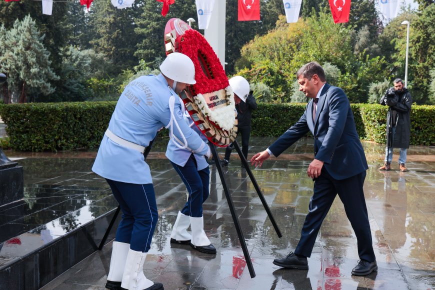 Antalya Büyükşehir Belediyesi'nde Cumhuriyet'in 103. yılı coşkusu: Atatürk Anıtı'na çelenk sunuldu