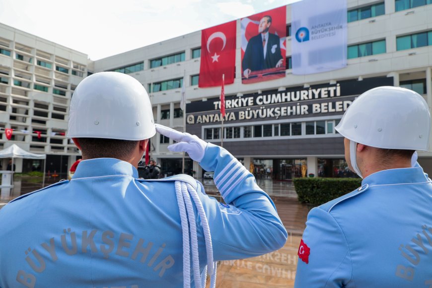 Antalya Büyükşehir Belediyesi'nde Cumhuriyet'in 103. yılı coşkusu: Atatürk Anıtı'na çelenk sunuldu