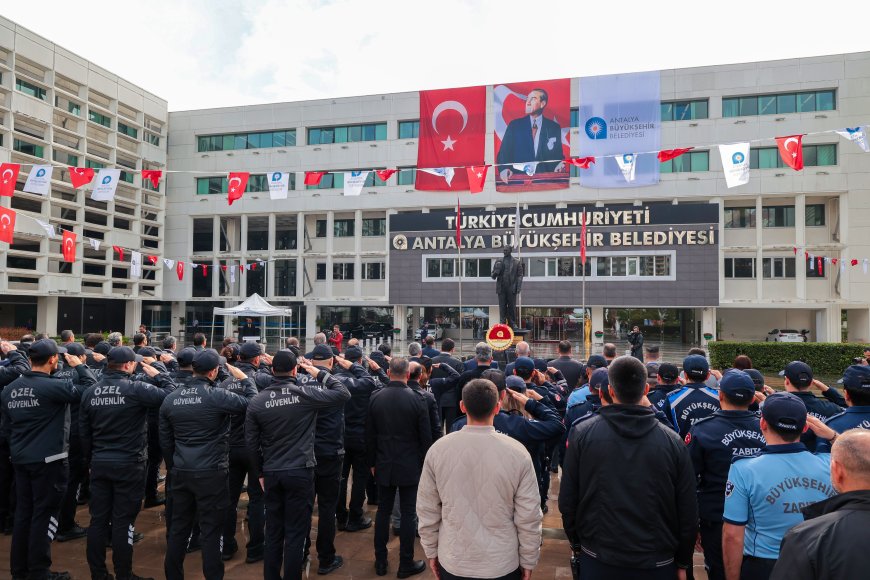 Antalya Büyükşehir Belediyesi'nde Cumhuriyet'in 103. yılı coşkusu: Atatürk Anıtı'na çelenk sunuldu
