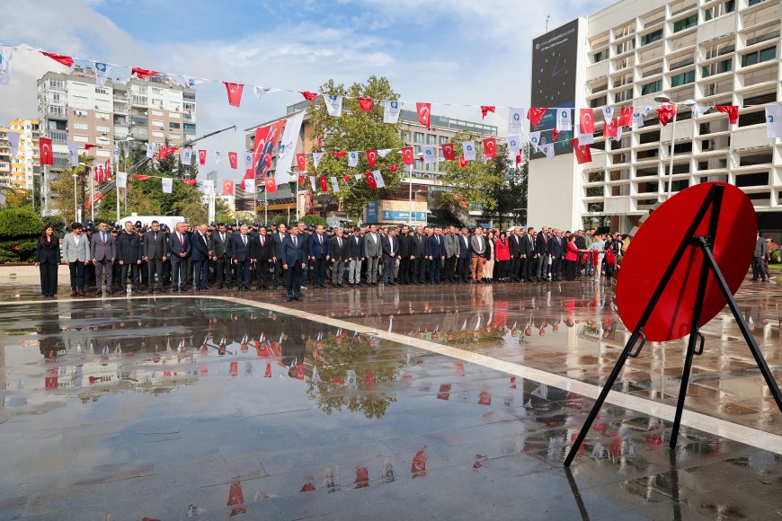 Antalya Büyükşehir Belediyesi'nde Cumhuriyet'in 103. yılı coşkusu: Atatürk Anıtı'na çelenk sunuldu
