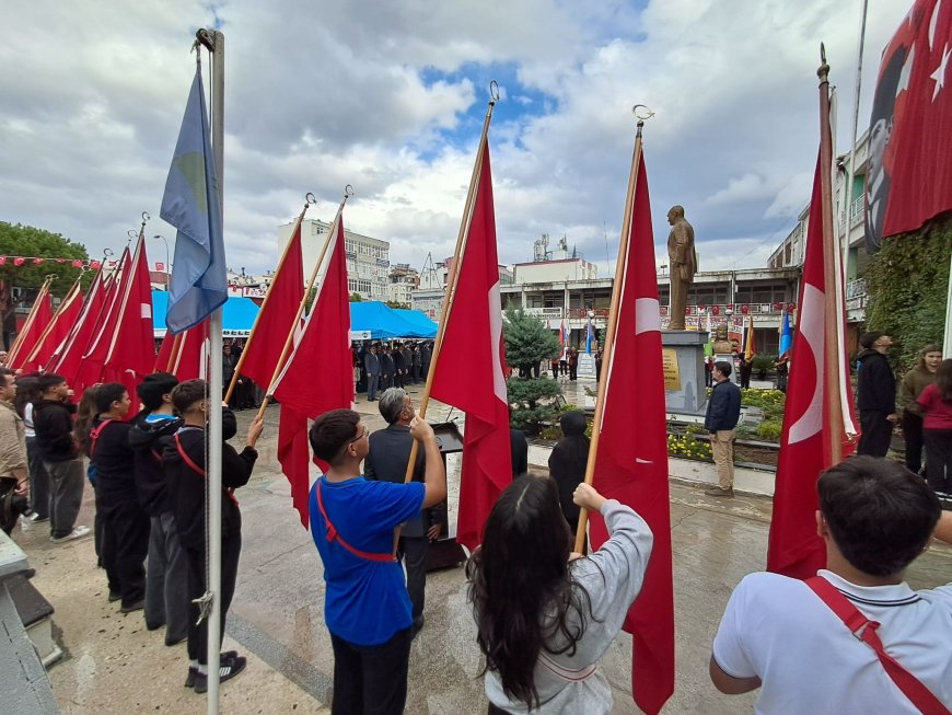 Antalya Serik'te Cumhuriyet'in 103. yılı coşkusu: Atatürk Anıtı'na çelenk sunuldu