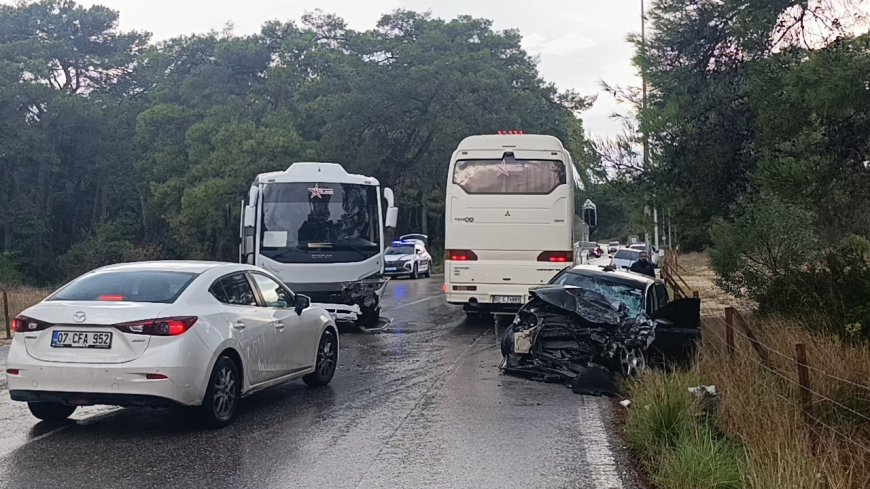 Antalya Manavgat'ta otomobil ile servis midibüsü çarpıştı: Sürücü araçta sıkıştı