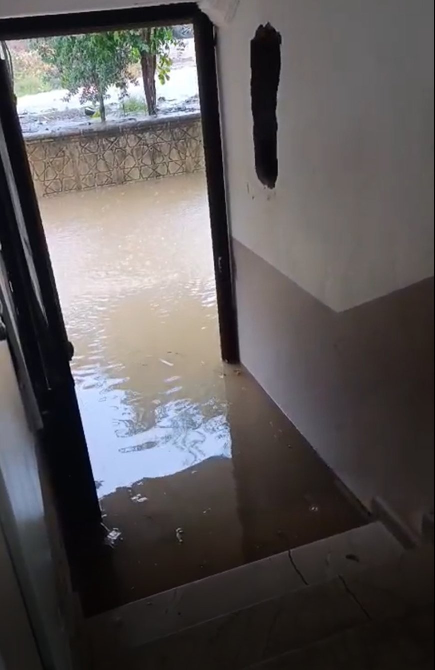 Antalya Alanya'da sağanak yağış hayatı olumsuz etkiledi: Evleri ve pazar yerini su bastı