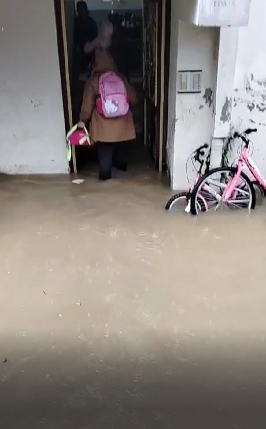 Antalya Alanya'da sağanak yağış hayatı olumsuz etkiledi: Evleri ve pazar yerini su bastı