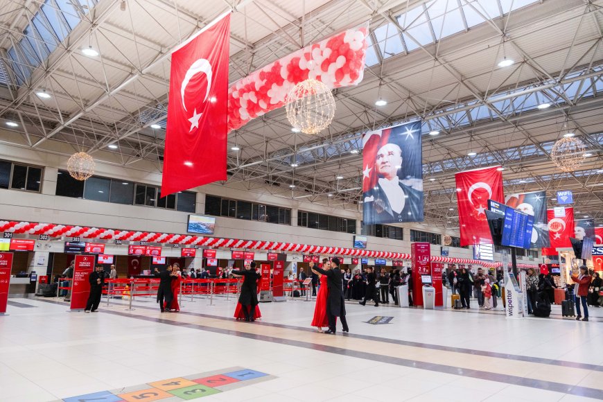 Antalya Havalimanı’nda Cumhuriyet coşkusu: Zeybek, vals ve marşlarla kutlandı
