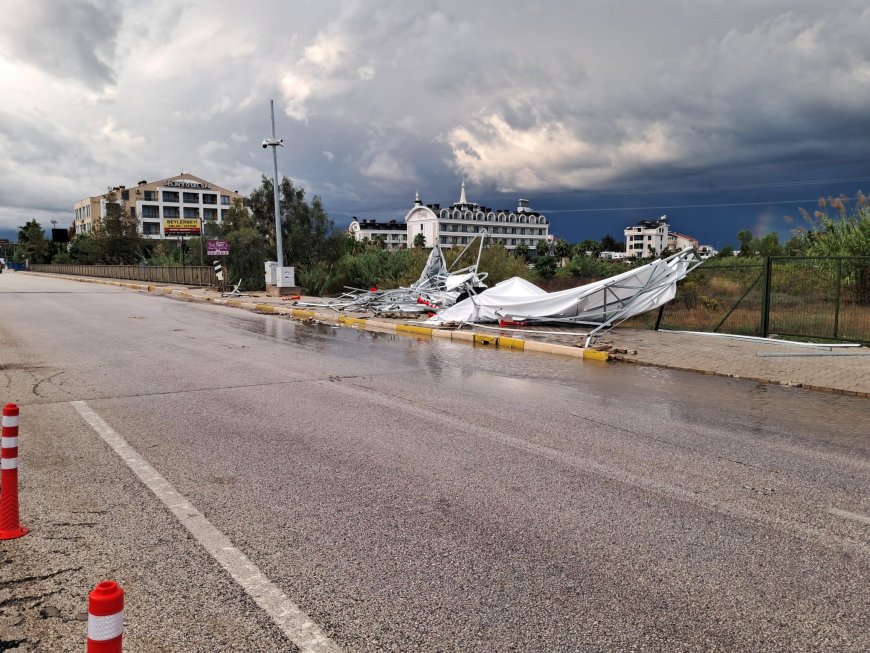 Belek’te personel servisi güvenlik kapısına çarptı: Demir yapı yıkıldı