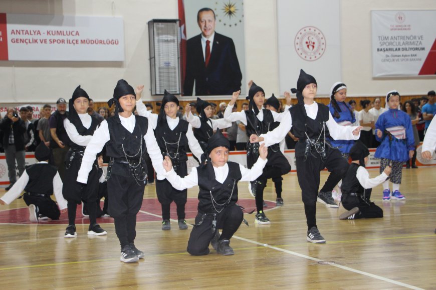 Kumluca’da Cumhuriyet’in 103. yılı spor salonunda kutlandı