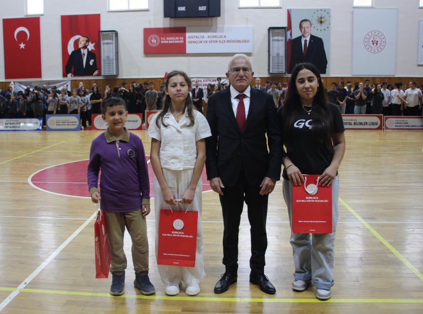 Kumluca’da Cumhuriyet’in 103. yılı spor salonunda kutlandı