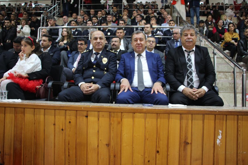 Kumluca’da Cumhuriyet’in 103. yılı spor salonunda kutlandı