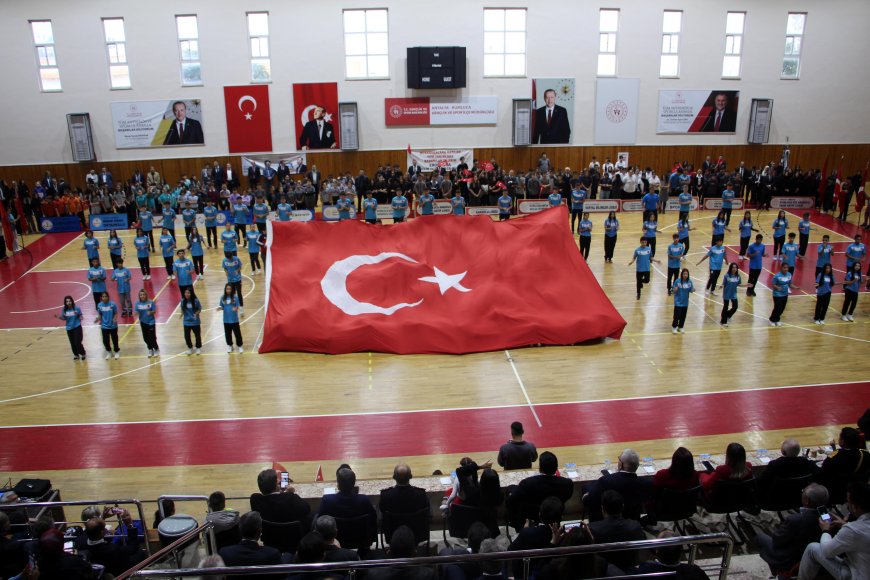 Kumluca’da Cumhuriyet’in 103. yılı spor salonunda kutlandı